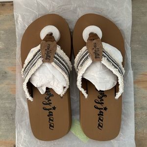 New Gypsy Jazz Flip Flops cream/black. Size 7